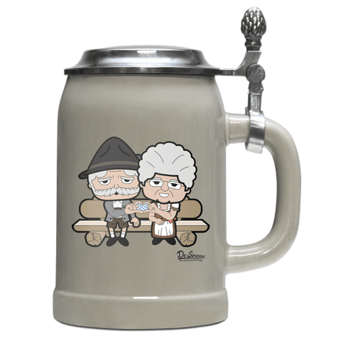 De Oid Sinzers Paar Gartenbank Bierkrug 500ml Grau mit Deckel Hocheck Front